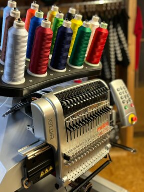 Stickmaschine von Flock-Print Jakob Textilveredelung und Beflockung